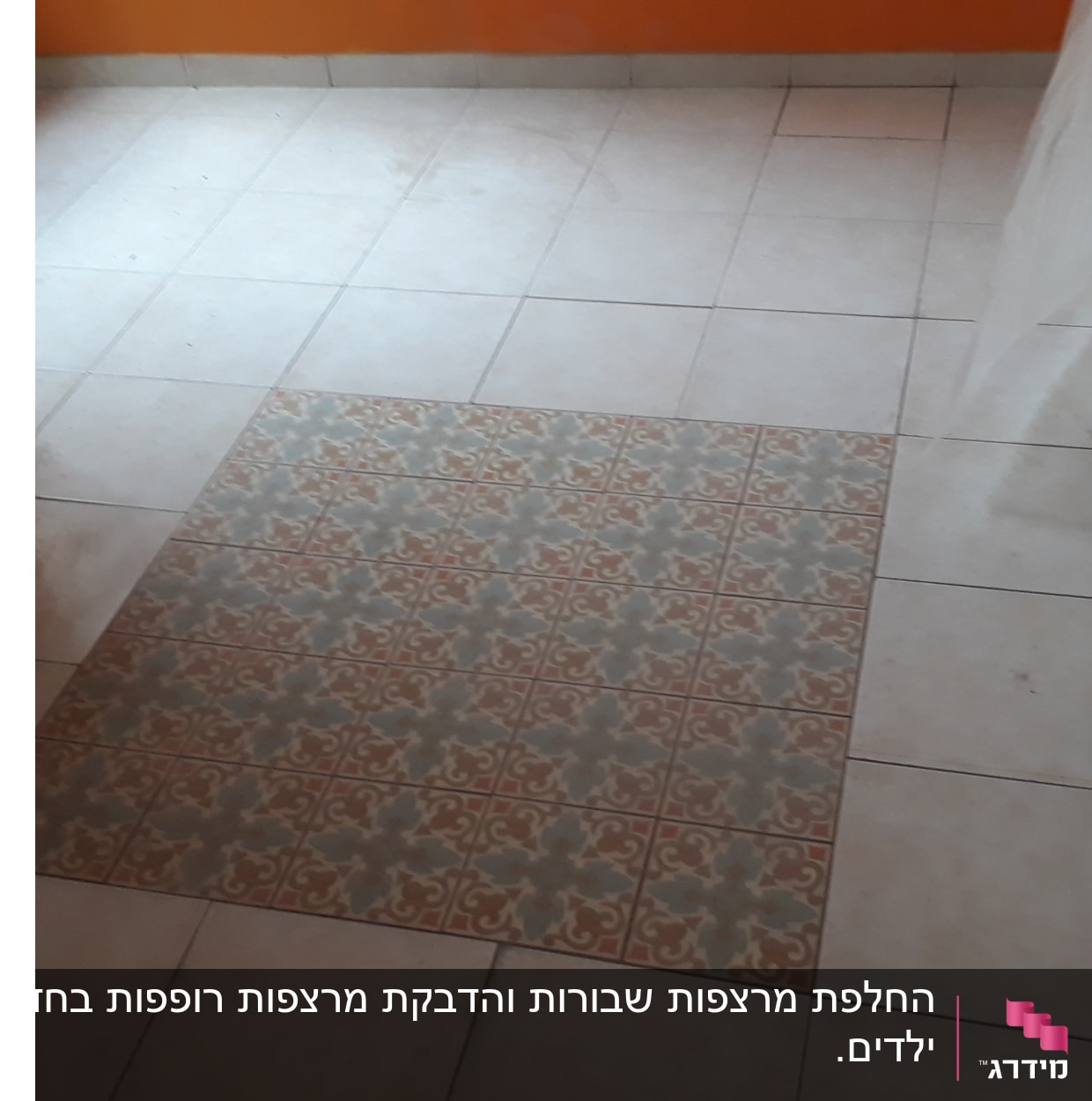 ריצוף חדש עם אריחים מעוצבים במרכז החדר